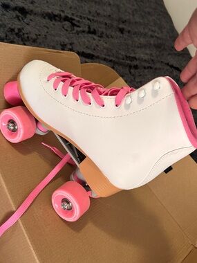 Lenexa Supreme White Quad Skates with Bright Pink Lining Size 7